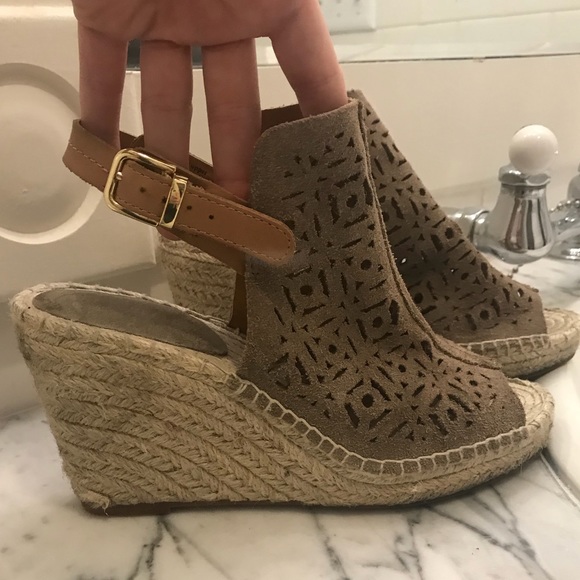 Tan suede cutout wedge sandals - Picture 2 of 2